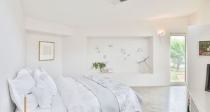 3 bedrooms, desk, iron/ironing board, travel crib