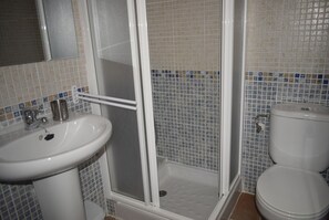 Bathtub, hair dryer, towels - Anacasa Playasol Mediterranea AP2243 (Denia)