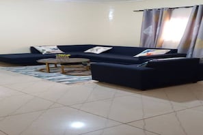Smart TV, printers - Furnished apartment in Olembé (Yaoundé)