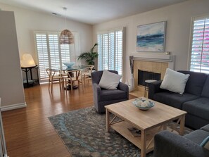 Living area - Peaceful 2 bedroom, 2 bath home.  Walking distance to music festivals (Indio)