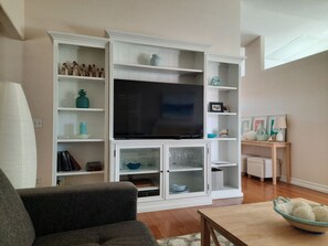 Living area - Peaceful 2 bedroom, 2 bath home.  Walking distance to music festivals (Indio)