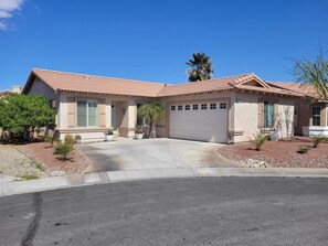 Exterior - Peaceful 2 bedroom, 2 bath home.  Walking distance to music festivals (Indio)