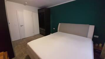 1 bedroom, bed sheets