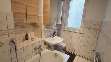 Combined shower/tub, towels