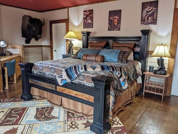 1 bedroom, desk, WiFi