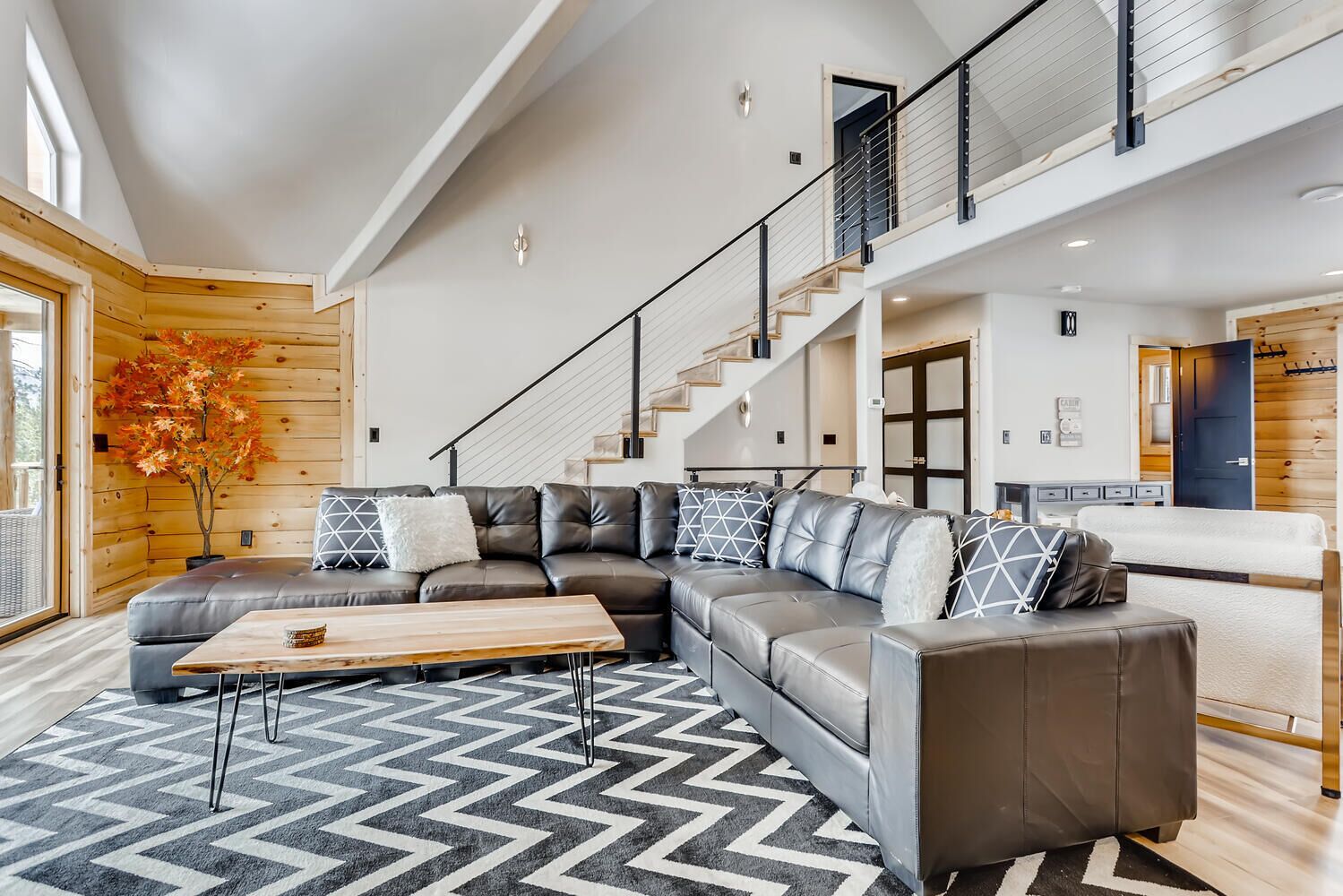 Located just 1.3 miles to downtown Breck and ski resort