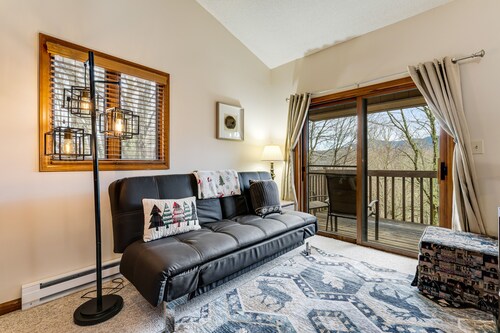 Three-level townhome with WiFi, gas fireplace, foosball, & mountain-view decks