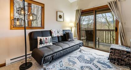 Three-level townhome with WiFi, gas fireplace, foosball, & mountain-view decks