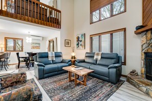 Televisión, chimenea y futbolito 