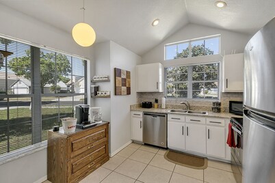 Cozy 4/2, on ⭐ Beautiful Lake, 🧡 Hot Tub, 😎 Chill Patio & 🎮 Game/Bunk Room!