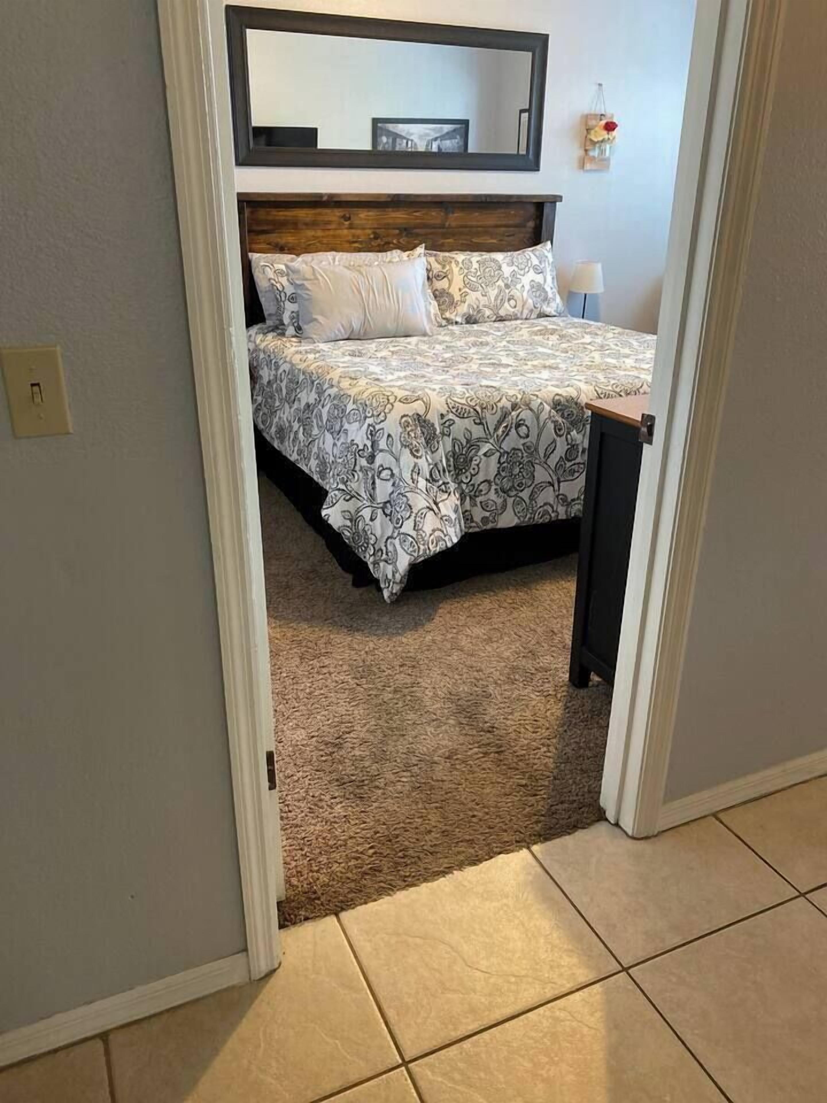 Skrivebord, strykejern/-brett, reiseseng for barn og wi-fi (inkludert)