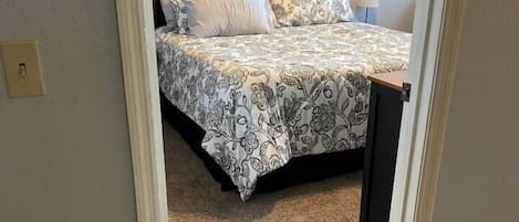 Skrivebord, strykejern/-brett, reiseseng for barn og wi-fi (inkludert)