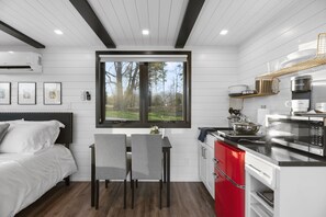 Kühlschrank, Mikrowelle, Herdplatte, Wasserkocher mit Kaffee-/Teezubehör