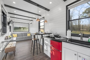 Réfrigérateur, four à micro-ondes, surface de cuisson, cafetiÚre-théiÚre