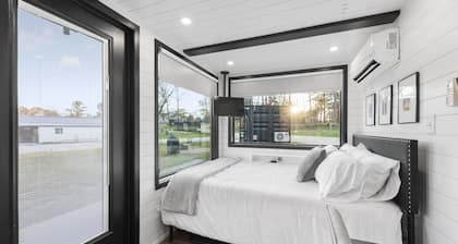 Combo Plate: 2 mins to Lake Conroe! Heated Pool, Stocked Ponds, Cute Pygmy Goats