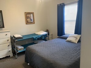 2 bedrooms, WiFi, bed sheets - Enjoy your family vacation!-Cabin 8 (Cassville)