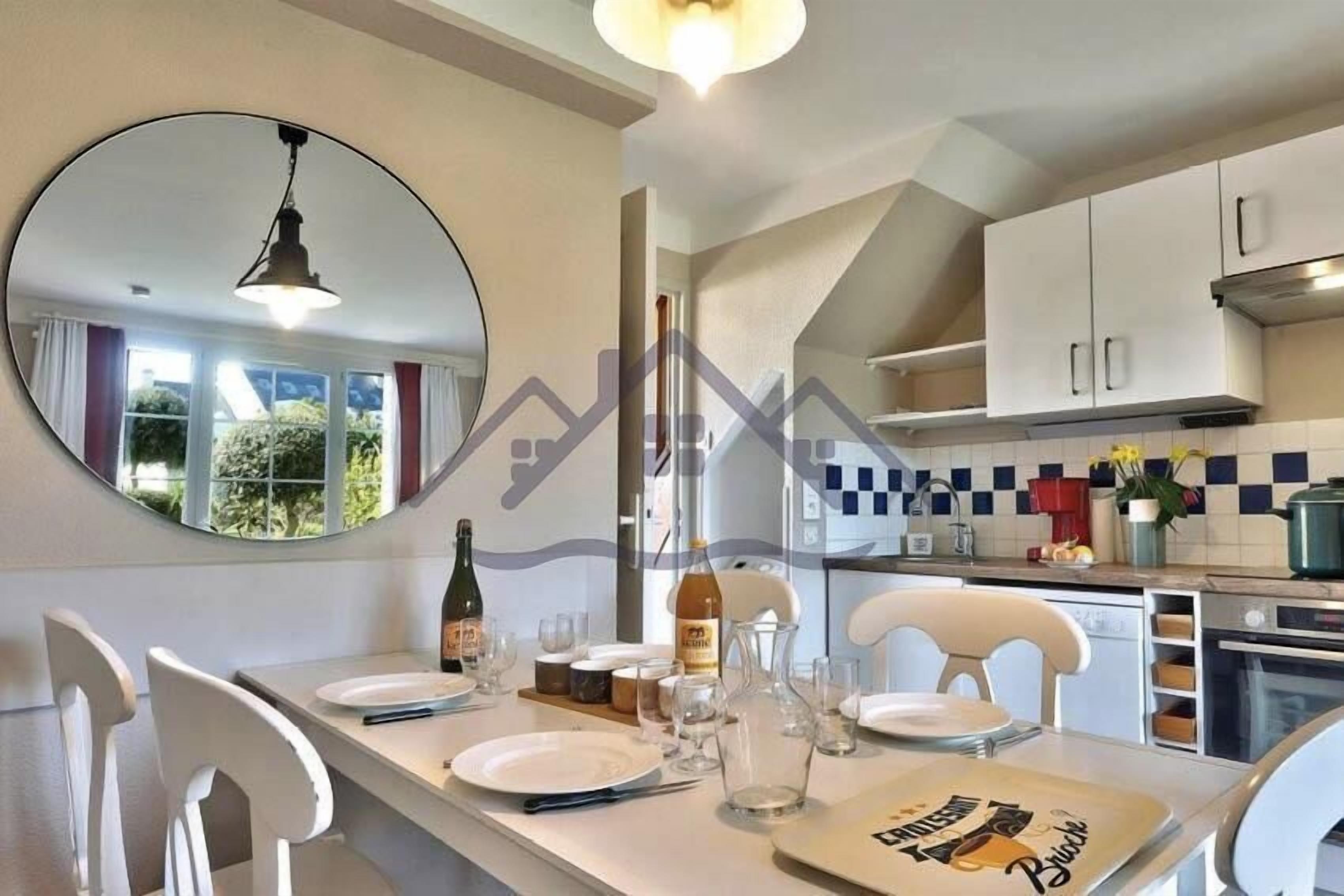 Een koelkast, een microgolfoven, een oven