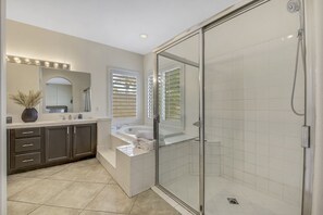 Badewanne, Haartrockner, Handtücher, Seife