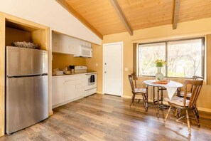 冷蔵庫、電子レンジ、コンロ、コーヒー / ティーメーカー