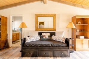 1 室のベッドルーム、デスク、アイロン / アイロン台、WiFi (無料)