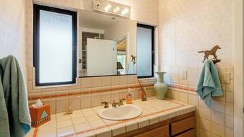 Bañera con ducha, secador de pelo, toallas, jabón