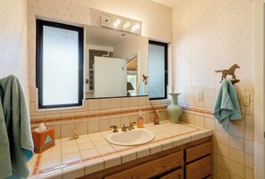 シャワー付き浴槽、ヘアドライヤー、タオル、石鹸