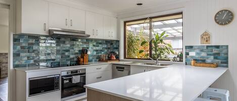 Kylskåp, mikrovågsugn, ugn och spishäll