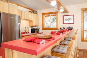 Fridge, microwave, oven, stovetop - Orville Chandler Ranch, Majestic Views! Sleeps 7, Local Golfing 50% Off! (Haines)