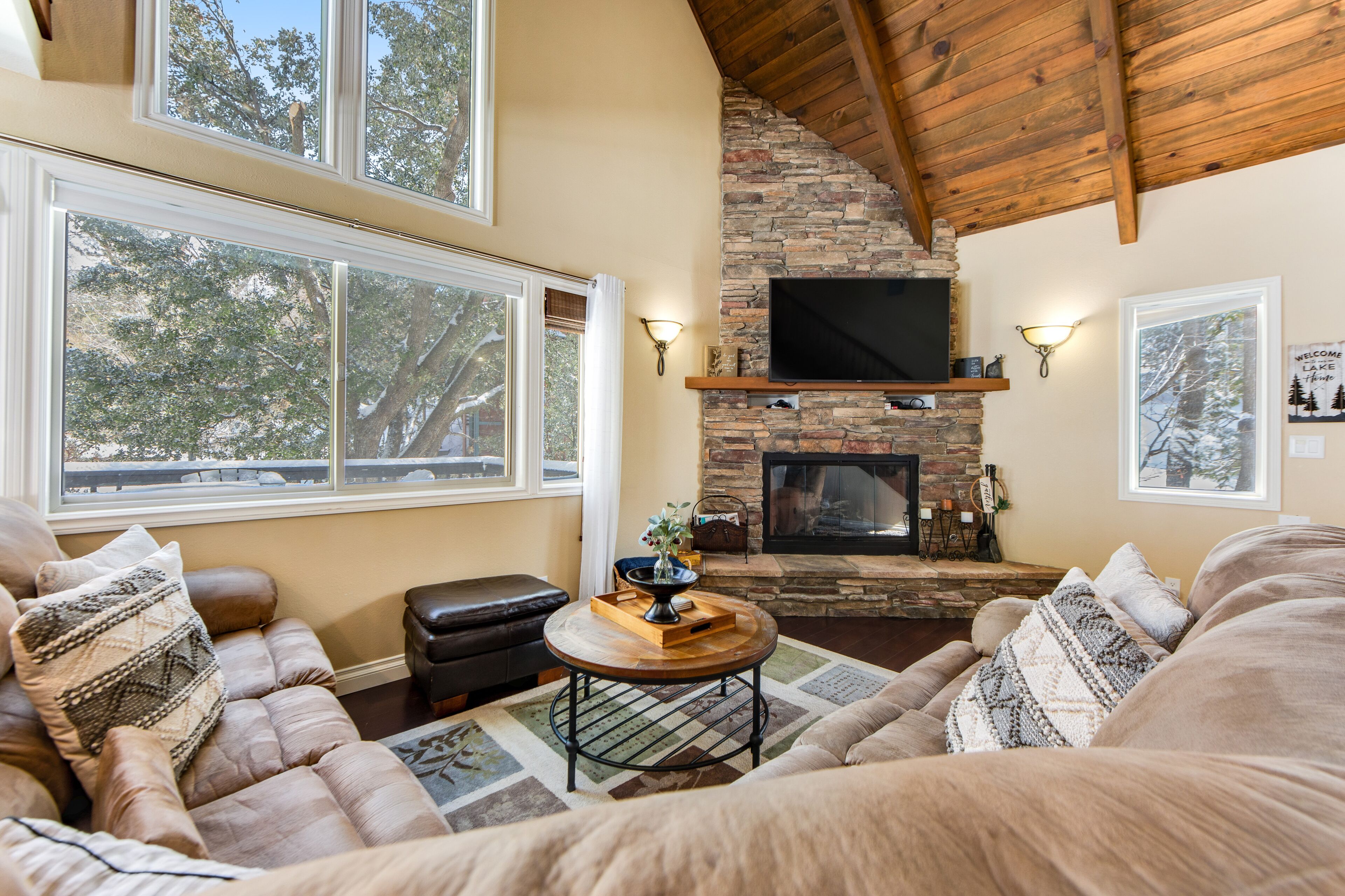 Vibrant dog-friendly home with fireplace, deck & foosball - washer/dryer & AC