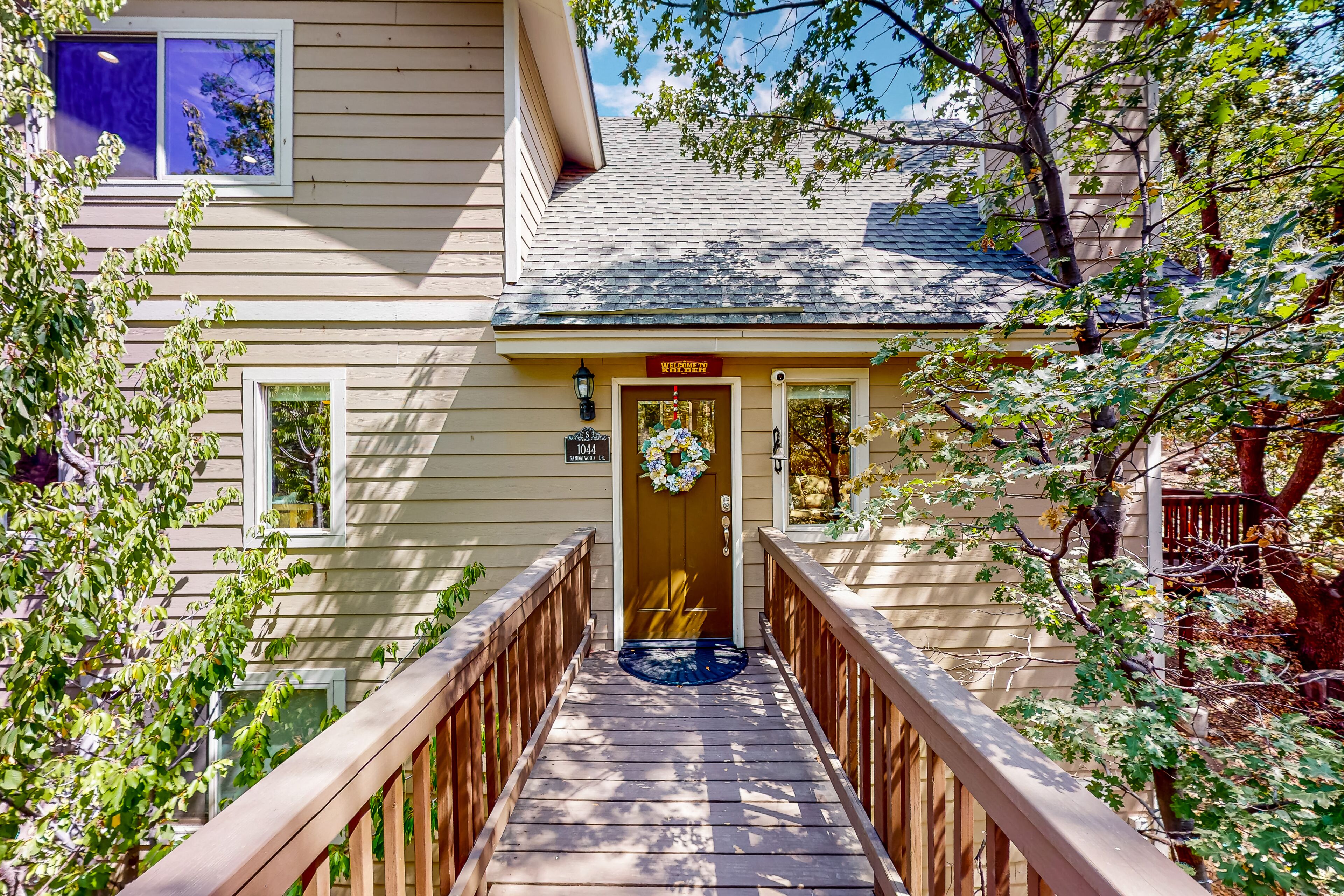 Vibrant dog-friendly home with fireplace, deck & foosball - washer/dryer & AC