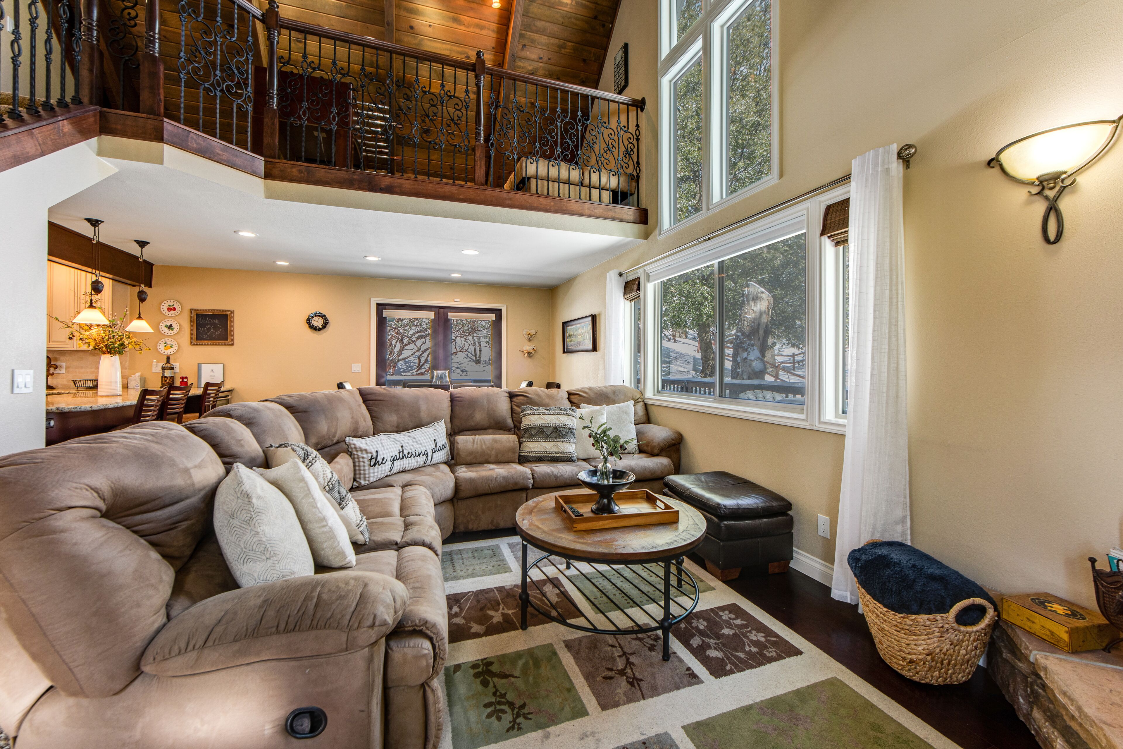 Vibrant dog-friendly home with fireplace, deck & foosball - washer/dryer & AC