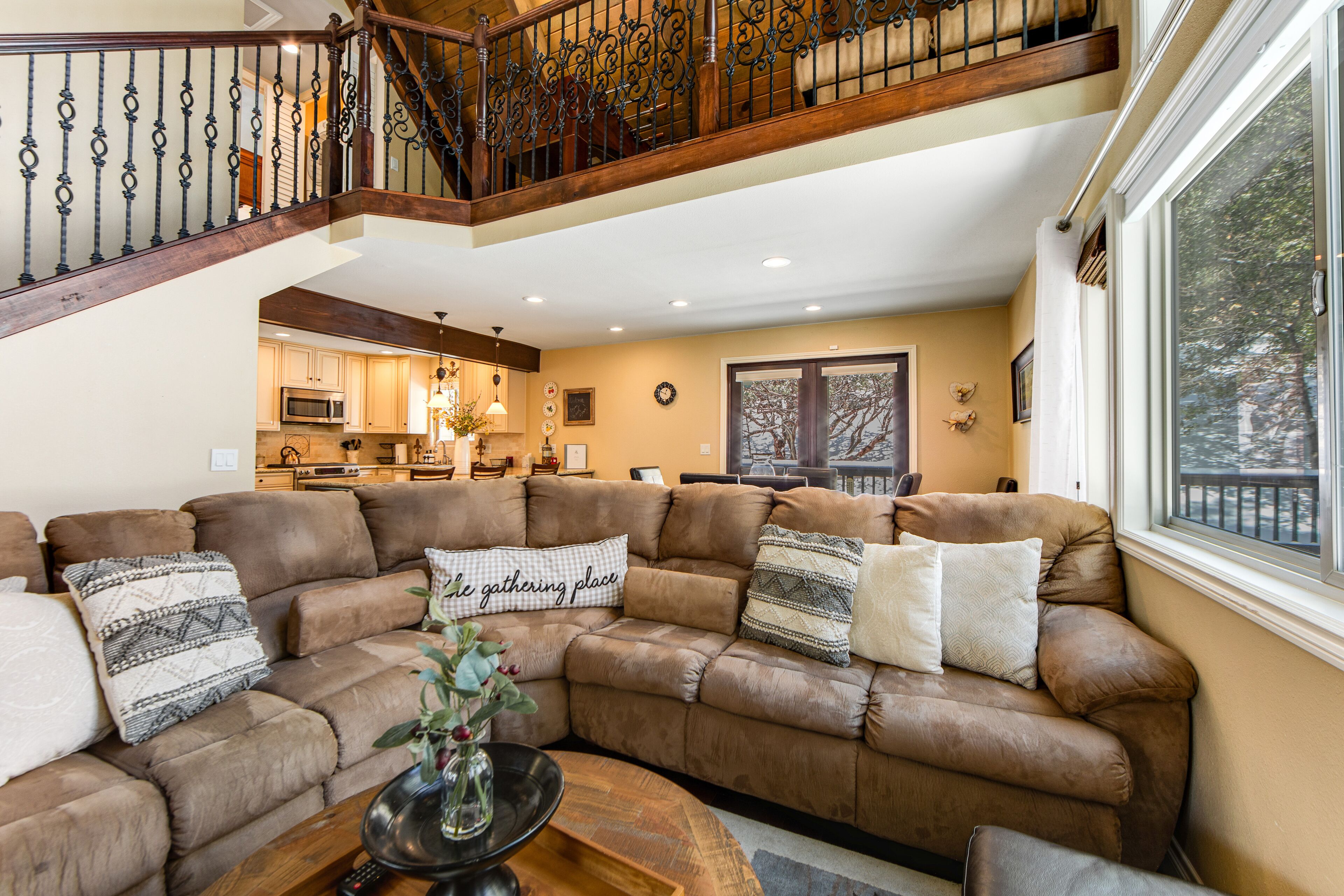 Vibrant dog-friendly home with fireplace, deck & foosball - washer/dryer & AC