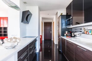 Kühlschrank, Mikrowelle, Ofen, Herdplatte