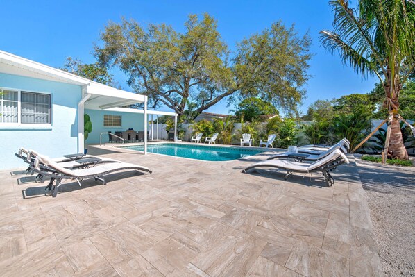 Alberca al aire libre y alberca climatizada