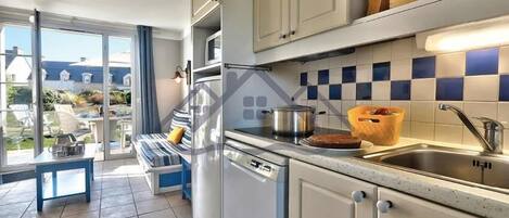 Kühlschrank, Mikrowelle, Wasserkocher mit Kaffee-/Teezubehör