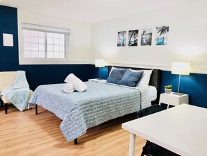 3 habitaciones, escritorio y tabla de planchar con plancha 