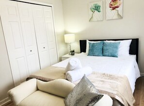 3 makuuhuonetta, työpöytä, silitysrauta/-lauta, vauvan matkasänky