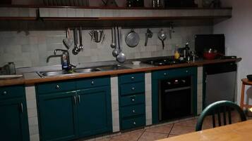 Jääkaappi, uuni, liesi, kahvin-/teenkeitin