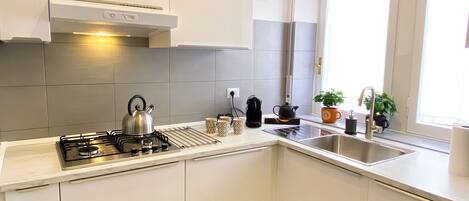 Een koelkast, een magnetron, een kookplaat, een vaatwasser