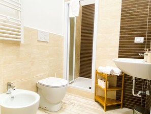 Ducha, bañera de hidromasaje, secador de pelo, bidet