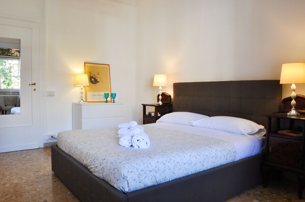 4 bedrooms, desk, iron/ironing board, travel cot