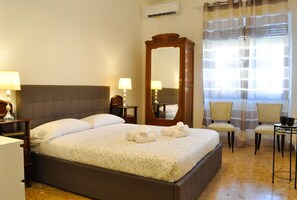 4 quartos, escrivaninha, ferros/tábuas de passar roupa, berço de viagem