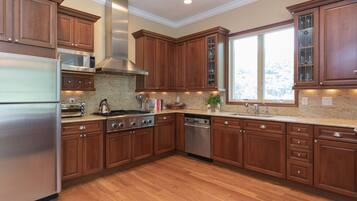 Een koelkast, een magnetron, een oven, een kookplaat