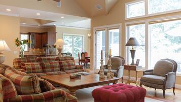 Een smart-tv, een tafeltennistafel, een stereo en een printer