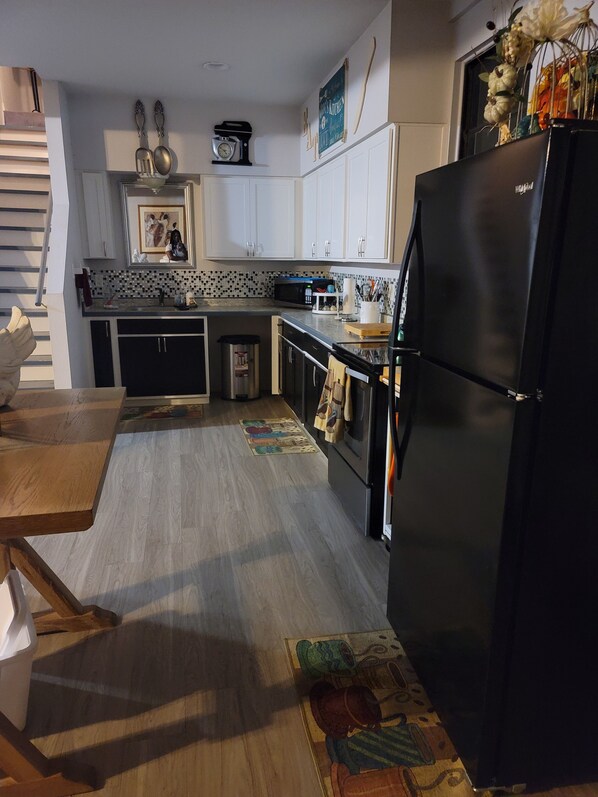 Een koelkast, een magnetron, een oven, een kookplaat