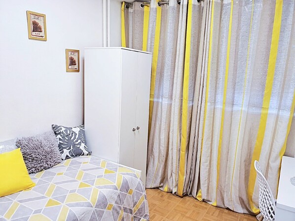 1 sovrum, strykjärn/strykbräda och sängkläder