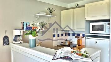 Frigorífico, microondas, placa de cocina y cafetera o tetera