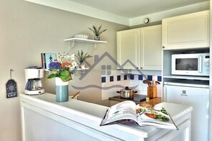 Frigorífico, microondas, placa de cocina y cafetera o tetera