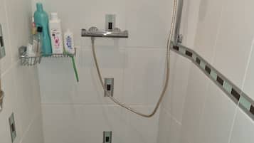 Douche, sèche-cheveux, serviettes fournies, savon