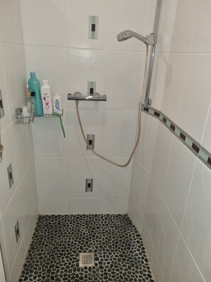 Doccia, asciugacapelli, asciugamani, sapone